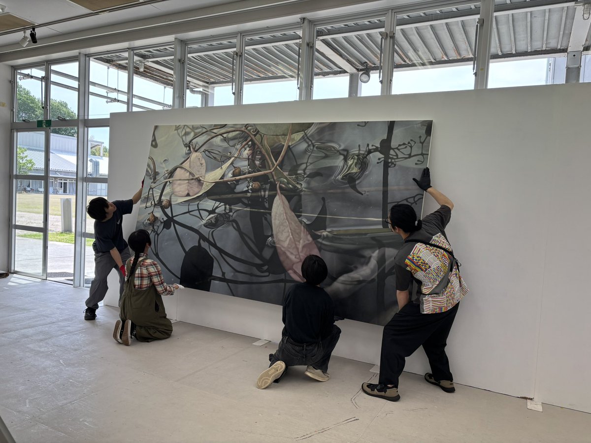 【岡田修二　未知への迂回路展】
📦搬入作業🚛
いよいよ次回展のインストールがはじまりました‼︎
搬入作業では美術領域学生の皆さんと協力して大きな作品たちを設置🖼️
圧巻の物量です👻
‥……・..
岡田修二 未知への迂回路2025.5.30[金]-6.21[土]
artcenter.seian.ac.jp/exhibition/778…