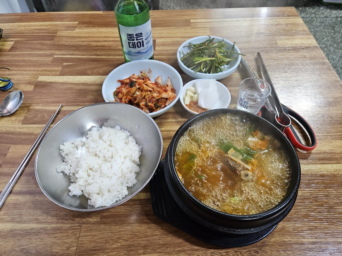 식사들 하세요 ^^
소찜 입니다 
국제시장안 
아시죠?
몇몇 년놈들 빼고요 ㅎㅎ
