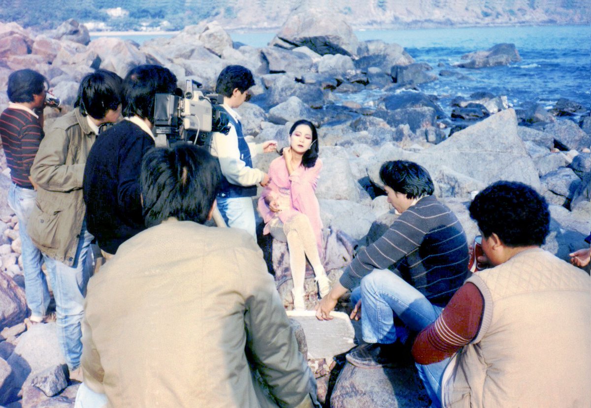 JoshTyphoon's tweet photo. 冬 ｜ winter ❄️ — 32歲
1985 / 12 · HongKong

#teresateng #���麗君 #テレサテン #昭和 #80s #80年代  #80sfashion #fashion #outfit #70s #70年代  #70sfashion #香港 #Hongkong #vintage #復古 #老照片 https://t.co/E2YOM6K7LV