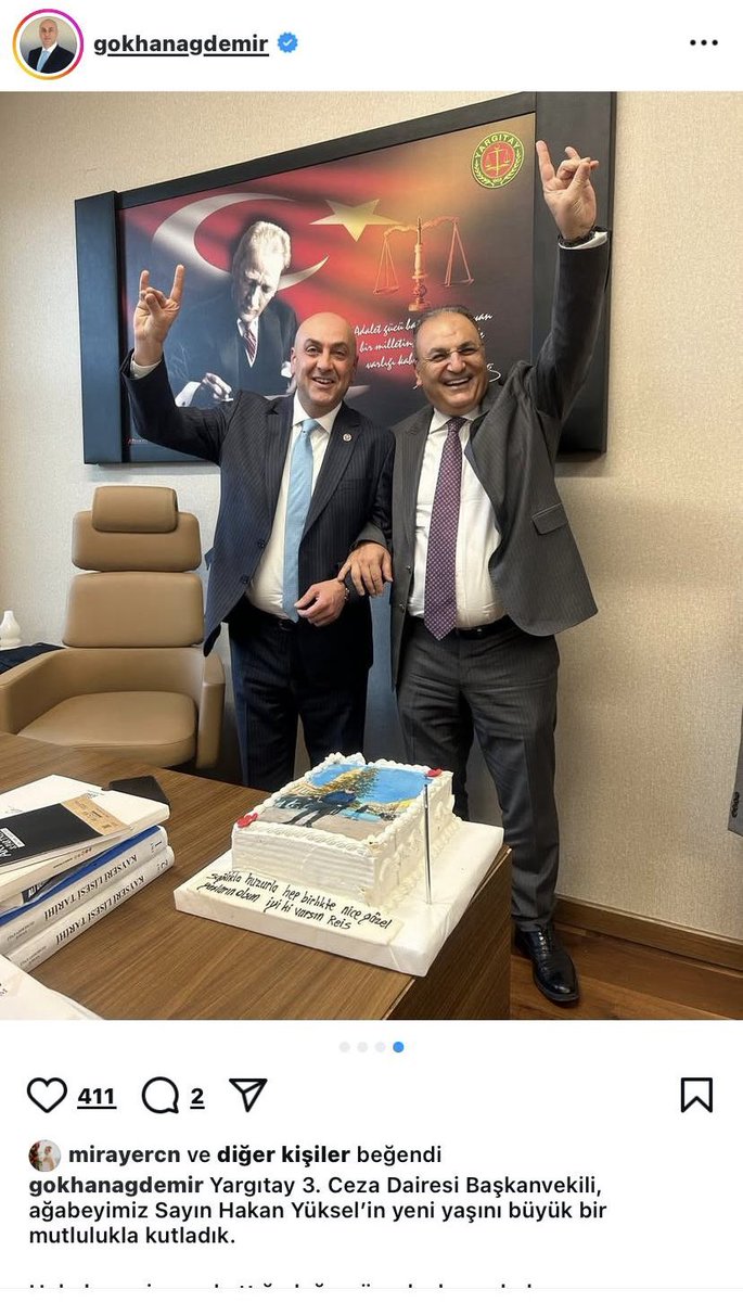 MTanal's tweet photo. Bu fotoğraflarda gördüğünüz kişi;

 Ankara iki Nolu barosu başkanı ile bozkurt işareti yaparak fotoğraf çekilen,

Kendi kızının düğününde MHP genel Başkan yardımcısı İzzet Ulvi Yönter’i nikah şahidi yapan,

Can Atalay hakkında  Anayasa Mahkemesi hak ihlali var kararına karşı yargısal darbe gibi karşı kararı veren Yargıtay üçüncü Ceza dairesi Başkan Vekili olan, 

Veee en önemlisi dün gece yapılan HSK seçimleri sonucu 
HSK üyeliğine seçilen Hakan Yüksel,

ALIN SİZE 

TAM BAĞIMSIZ VE TARAFSIZ YARGI….
