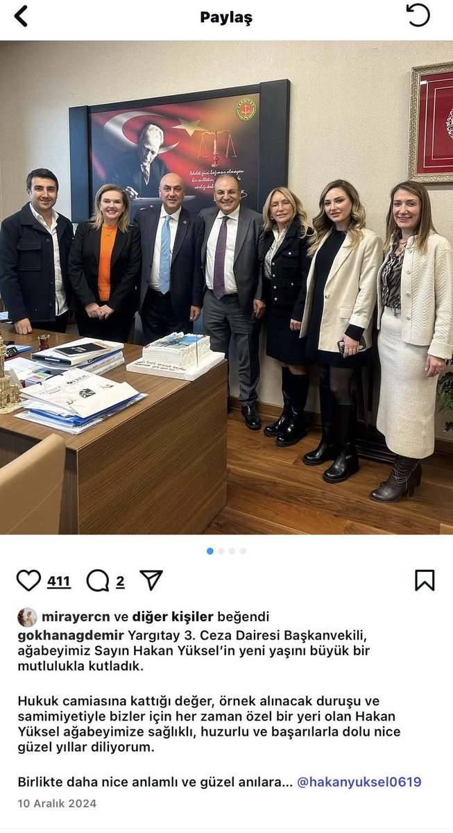 Bu fotoğraflarda gördüğünüz kişi;

 Ankara iki Nolu barosu başkanı ile bozkurt işareti yaparak fotoğraf çekilen,

Kendi kızının düğününde MHP genel Başkan yardımcısı İzzet Ulvi Yönter’i nikah şahidi yapan,

Can Atalay hakkında  Anayasa Mahkemesi hak ihlali var kararına karşı