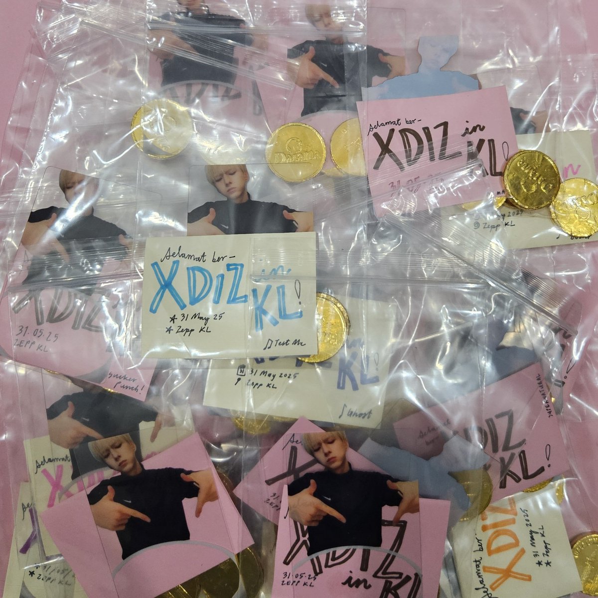 loveand_fe4r's tweet photo. hii!! i will be sharing some small freebies for the concert 😆 i have around 30 of them, just come and say hi! time and location tba on con day ~

whats inside:
seungmin clear pc
chocolate coins
small handwritten card

see u there!!

#XHinKL #BeautifulMindinKL #XdinaryHeroesinKL https://t.co/GWhfhKEd9E