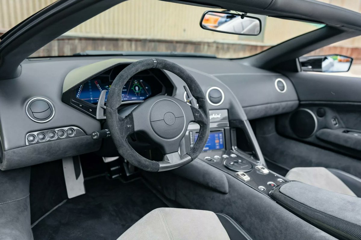 2010 Lamborghini Reventón Roadster

on auction
expected to be sold $1.45~1.8 million
(original price $2.1M)

only 15 units made

6.5L V12, 660 hp
4WD, 6-speed E-Gear automated manual

drove 4,102 km (2,548 miles)