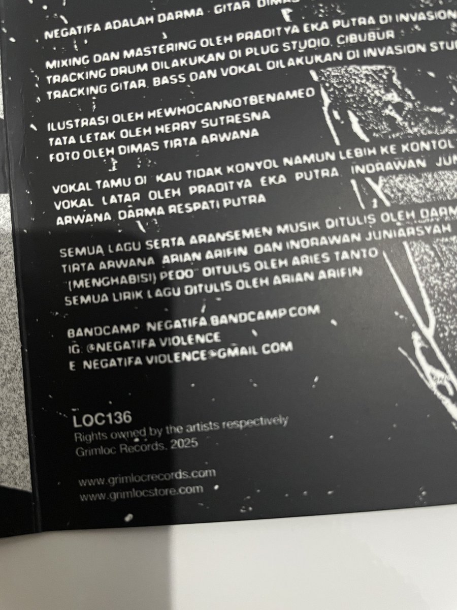 arwanaisme's tweet photo. Ada yang menarik bagi saya di Negatifa s/t album ini. Salah satu lagu berjudul “(Menghabisi) Pedo” aransemen lagunya dibuat oleh almarhum Eben. 

Album ini kami dedikasikan untuk @rickysiahaan dan @truemegabenzofficial teman baik dan karyanya sangat menginspirasi kami ❤️ https://t.co/HgNqgLNiB4