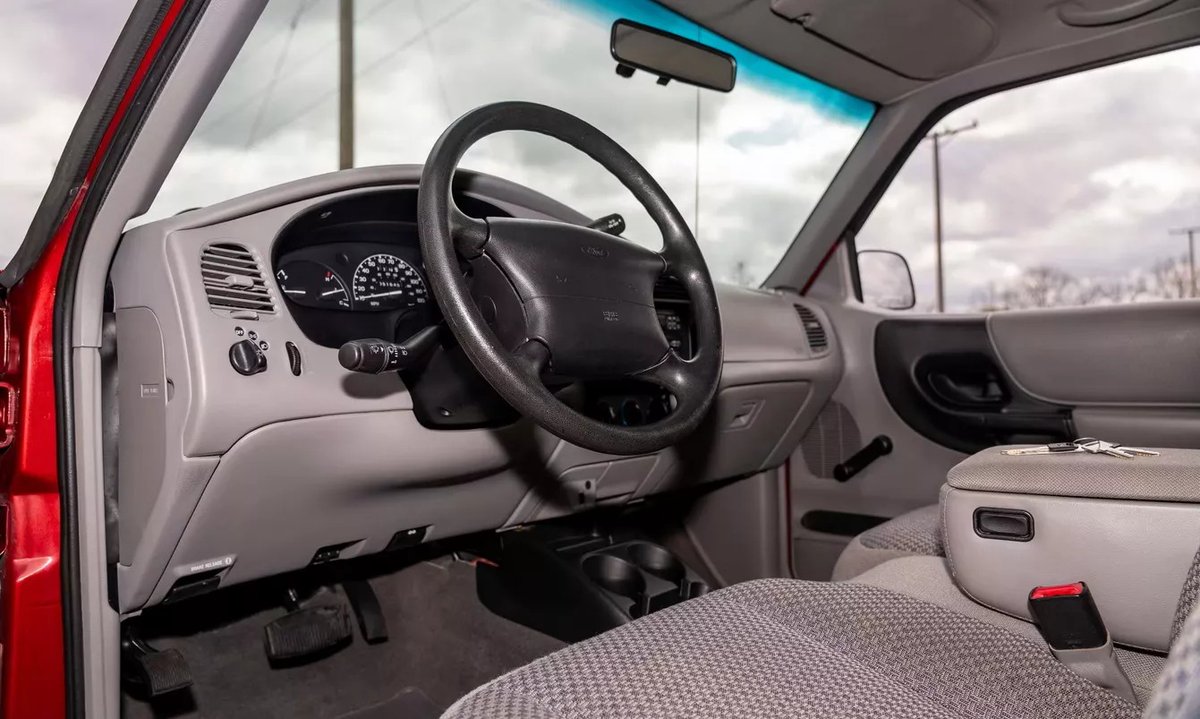 1999 Ford Ranger XLT Pickup (auction)

2.5L Inline 4-cyl
automatic transmission

drove 51,645 miles
payload 1,400 lbs
towing capacity 1,000 lbs

power steering and brakes
alloy wheels
soft bed cover
chrome grille and bumpers