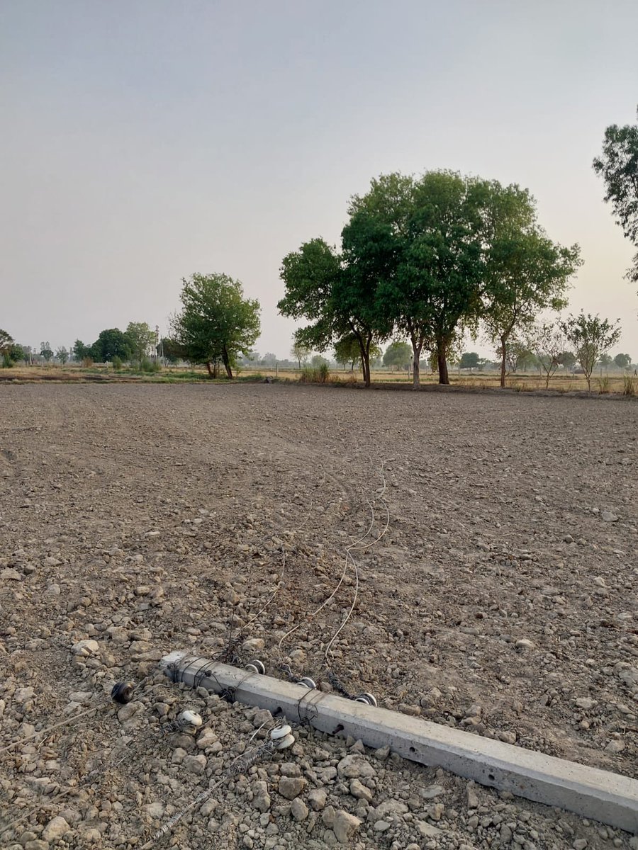 ngoyat's tweet photo. @anilvijminister @DHBVNL @1912dhbvn complaint no DS20052504288 for my agricultural connection marked resolved within two hours of raising. Though there are still poles broken and wires lying on ground. No light since ist week of may 2025. Person who visited site said line (1/3) https://t.co/w3kCOzqH4J