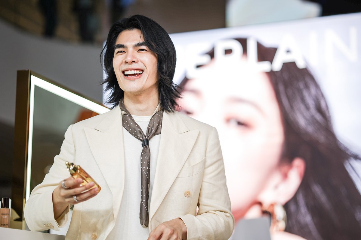 TripleclickTH's tweet photo. GUERLAIN เปิดตัว “TERRACOTTA LE TEINT GLOW” รองพื้นระดับตำนานสูตรใหม่ล่าสุด!  ชวนเซเลบฯ อินฟลูฯ ชื่อดัง ร่วมเนรมิตผิวโกลว์เปล่งประกายจากภายในสู่ภายนอก เผยผิวสุขภาพดีตามแบบฉบับฉบับสาวปารีเซียง 

#milephakphum #Guerlain #GuerlainThailand #Terracotta #GuerlainMakeup 
#AbeilleRoyale #YouthWateryOil #GuerlainSkincare #GuerlainLover

>>https://t.co/Xs4i9Y8iKM