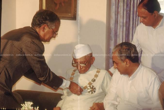 mujifren's tweet image. Morarji Desai receiving Nishan E Pakistan for telling Pakistan about our Nuclear Plans and exposing RAW agents network which led to capture and execution of several of our guys