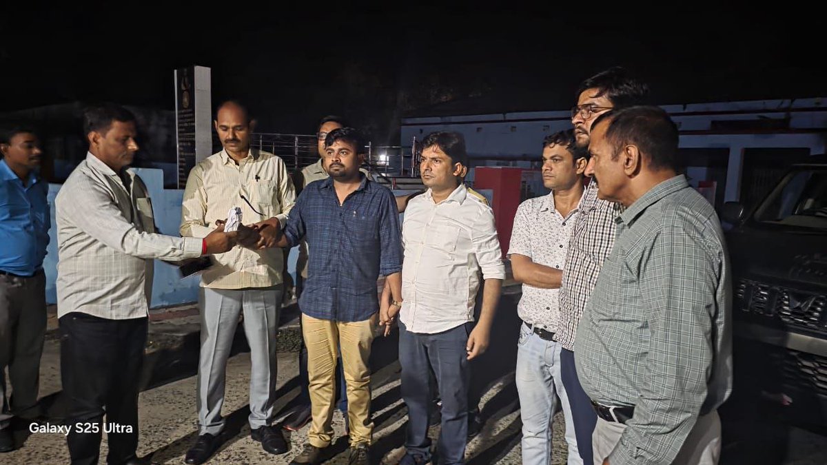 airnews_patna's tweet image. #Bihar: #Araria: निगरानी जांच ब्यूरो की टीम ने अररिया जिले के रानीगंज के प्रखंड विकास पदाधिकारी रितम कुमार चौहान और लेखापाल आदित्य प्रियदर्शी को डेढ़ लाख रूपये रिश्वत लेते रंगेहाथ गिरफ्तार किया है। 
@VigilanceBihar