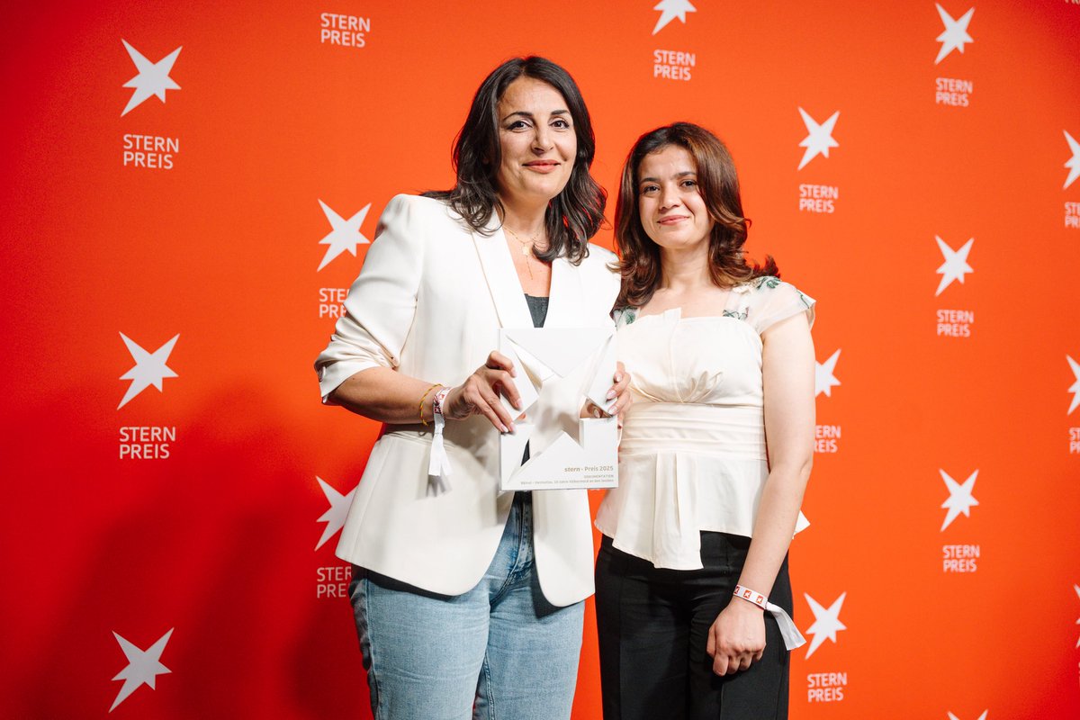 Das die IS Überlebende Sawsan Alomar so lächelnd neben mir steht, grenzt an ein Wunder. Über 8 Jahre hat sie die Dunkelheit der IS Gefangenschaft durchlaufen und überlebt. Sie wurde vergewaltigt, mehrfach verkauft und entmenschlicht, weil sie Jesidin war und weil sie eine Frau