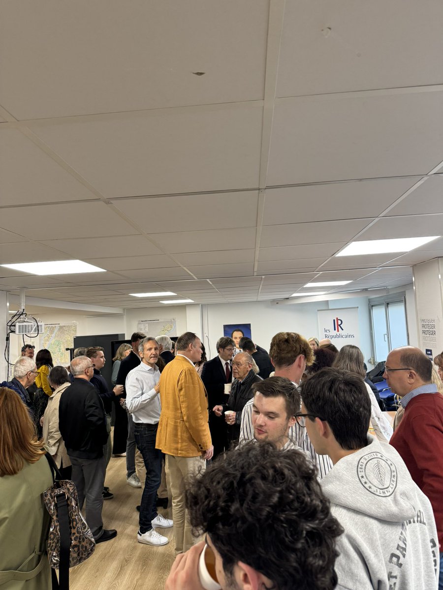 poliver69's tweet photo. Belle soirée militante hier ! Énergie, convictions, engagement : la droite est de retour 💪🇫🇷 Cap sur le combat de 2026, rien ne se fera sans le terrain. #Municipales2026 #Lyon #NousSeronsPrêts https://t.co/u6Q5Ot71Qp
