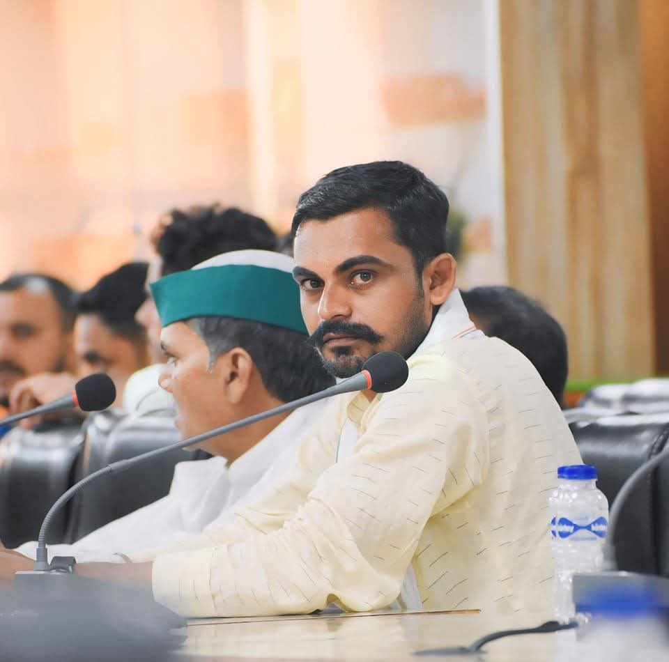सभी प्रदेश के पदाधिकारी व सभी किसान भाई एक दुःखद घटना जिसकी झतिपूर्ति नहीं की जा सकती युवा किसान नेता प्रिय अंकित नरवाल हमारे बीच नहीं रहे बीती रात कार दुर्घटना में उनकी मृत्यु हो गई सभी साथी भारतीय किसान यूनियन अराजनौतिक के अगले किसी कार्यक्रम तक धरना प्रदर्शन आंदोलन स्थगित किए