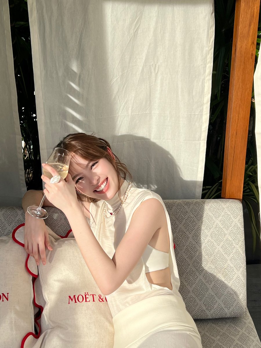 tb_entofficial's tweet image. สัมผัสฤดูร้อนสุดหรูหราผ่าน Moët &amp;amp; Chandon La Piscine แคมเปญ ที่ถ่ายทอดความงดงามของไลฟ์สไตล์ฝรั่งเศสในช่วงซัมเมอร์ ที่เติมเต็มบรรยากาศแห่งความสุข และการเฉลิมฉลอง

@moetchandon @nuttanichanchd 
#ToastwithMoet #MoetChandon #nychaa
