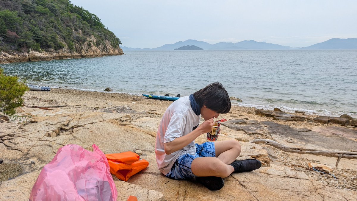 カヤックで無人島まで渡る活動をしました！
高い波に翻弄されて大変でしたが、びしょ濡れになりながらもパドルを漕いで様々な景色を見ることができて最高でした。