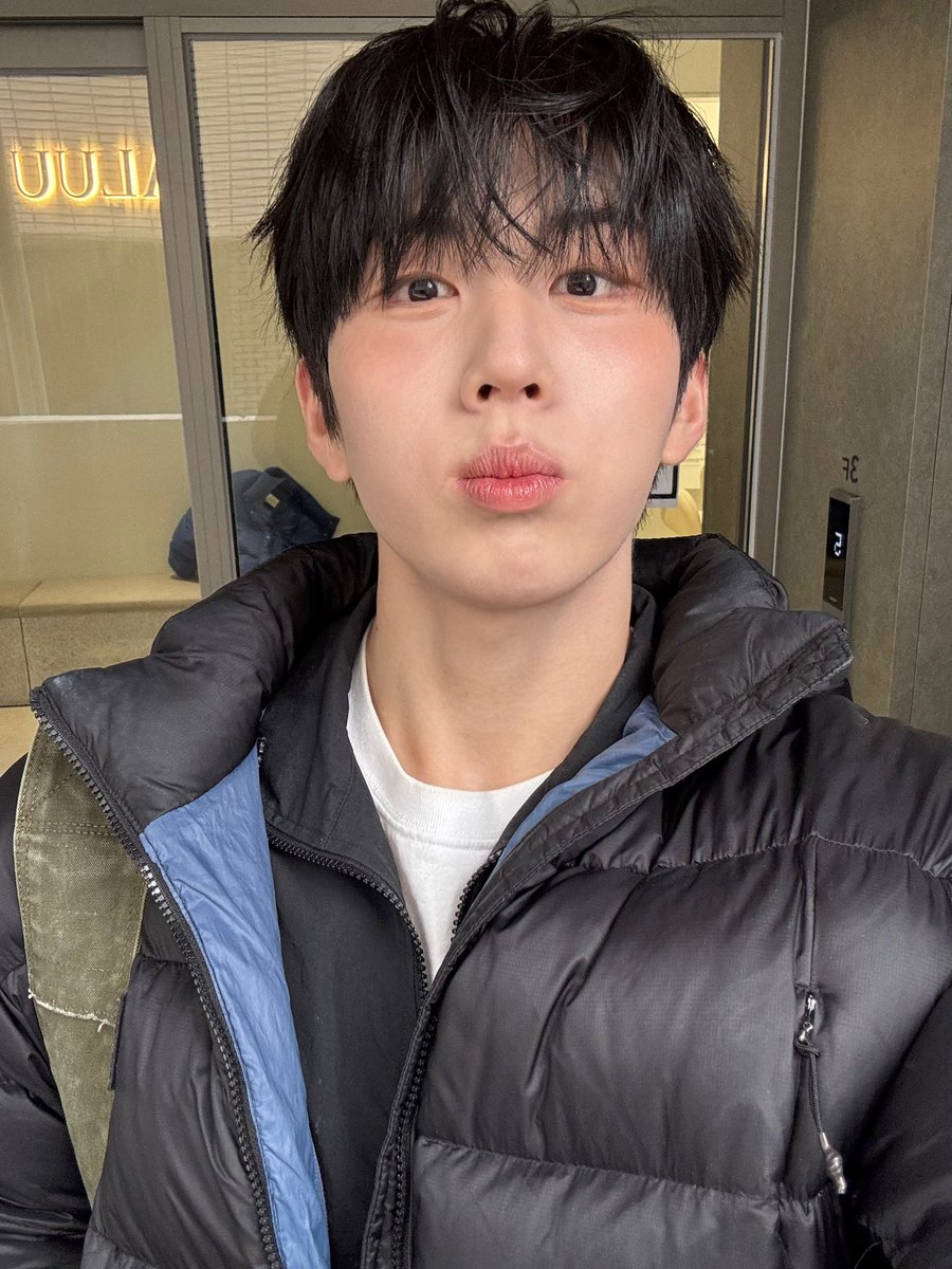 baeilpics's tweet photo. [📸] #YOUNGSEO | 250315

 /)   /)
( ᵔ ᵕ ᵔ )
/ づ  づ ~ ♡

#BAE173 #유영서 https://t.co/FPB40WUdzW