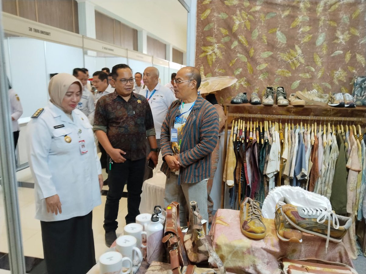 ig: @PasarUmpetMedia (@jelijelasjelita) on Twitter photo Dhipa Ecoprint mengikuti Purworejo Investment and Business Forum 2025 di Ganesha Convention Hall uang dijadwalkan berlangsung 21-22/05/2025.
Tampak Bupati Purworejo mengunjungi stan peserta.
via 📲 <a href="/lebihbaikdisini/">Sibazu Coffee</a> | <a href="/ARTCENTRECIRCLE/">Jeli Jelas Jelita</a> Dhipa Ecoprint mengikuti Purworejo Investment and Business Forum 2025 di Ganesha Convention Hall uang dijadwalkan berlangsung 21-22/05/2025.
Tampak Bupati Purworejo mengunjungi stan peserta.
via 📲 <a href="/lebihbaikdisini/">Sibazu Coffee</a> | <a href="/ARTCENTRECIRCLE/">Jeli Jelas Jelita</a>