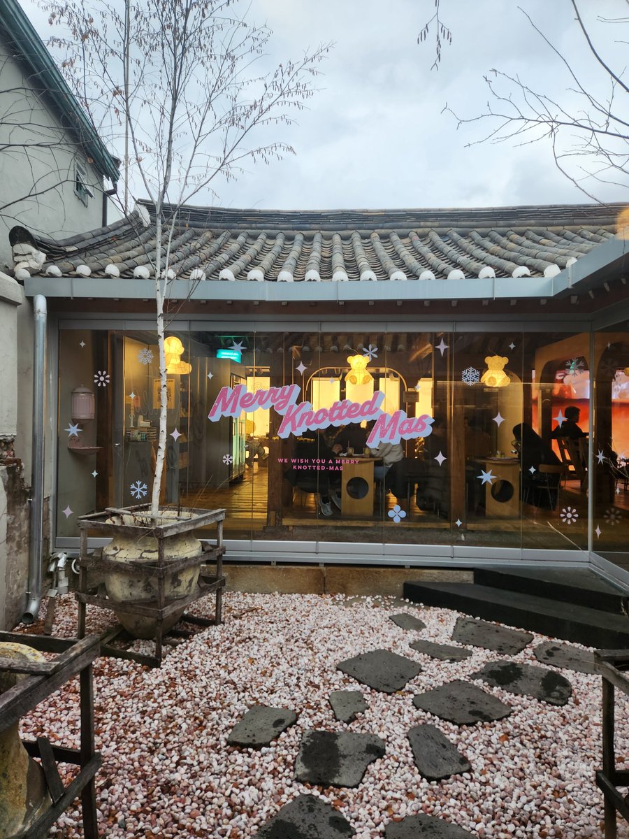 atbhj00's tweet photo. Bukchon Hanok Village offers a serene walk through traditional hanok houses, blending history with quiet charm. Nearby, a cozy cafe provides the perfect spot to unwind after exploring. The Starfield Library impresses with its towering shelves and calm, modern ambiance. https://t.co/6vlMWBDinW