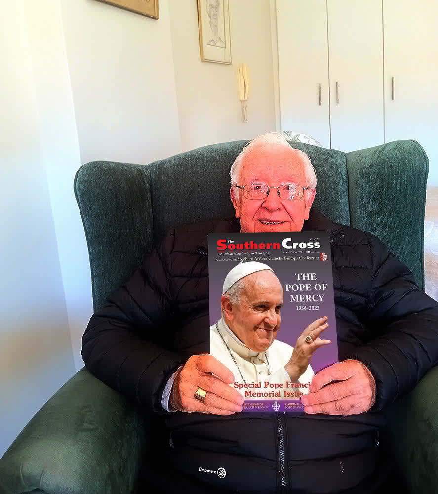 Daluxolo Moloantoa dropped by to see Archbishop Emeritus George Daniel of Archdiocese of Pretoria and snapped him with the Pope Francis Memorial Edition 😀 👼