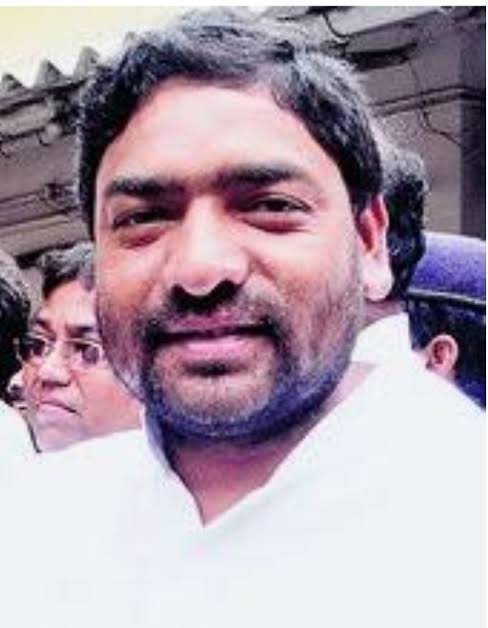 झारखण्ड के भूमिपुत्र झारखंड आंदोलन के अग्रणी युवा क्रांतिकारी नेता, गरीबों, आदिवासियों, मजदूरों और युवाओं के अधिकारों के लिए अपने जीवन का हर पल समर्पित करने वाले  स्व. दुर्गा सोरेन जी को उनके पुण्यतिथि पर शत् शत् नमन। 

<a href="/HemantSorenJMM/">Hemant Soren</a> 
<a href="/JmmJharkhand/">Jharkhand Mukti Morcha</a>