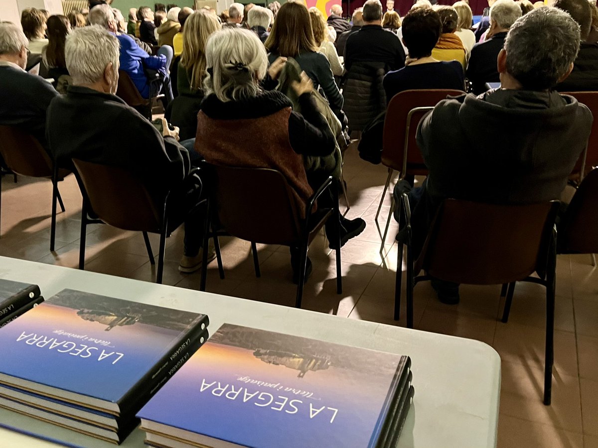 Ens plau fer-vos saber que ja tenim segona edició de “La Segarra, lletra i paisatge”.
Disponible a les llibreries Issauna (Guissona), Universitat, Cucafera, Tastalletres (Cervera), Anna (Calaf), Pilar Boladeras (Santa Coloma de Q.) i Rovira (Torà).
Atents a les presentacions!