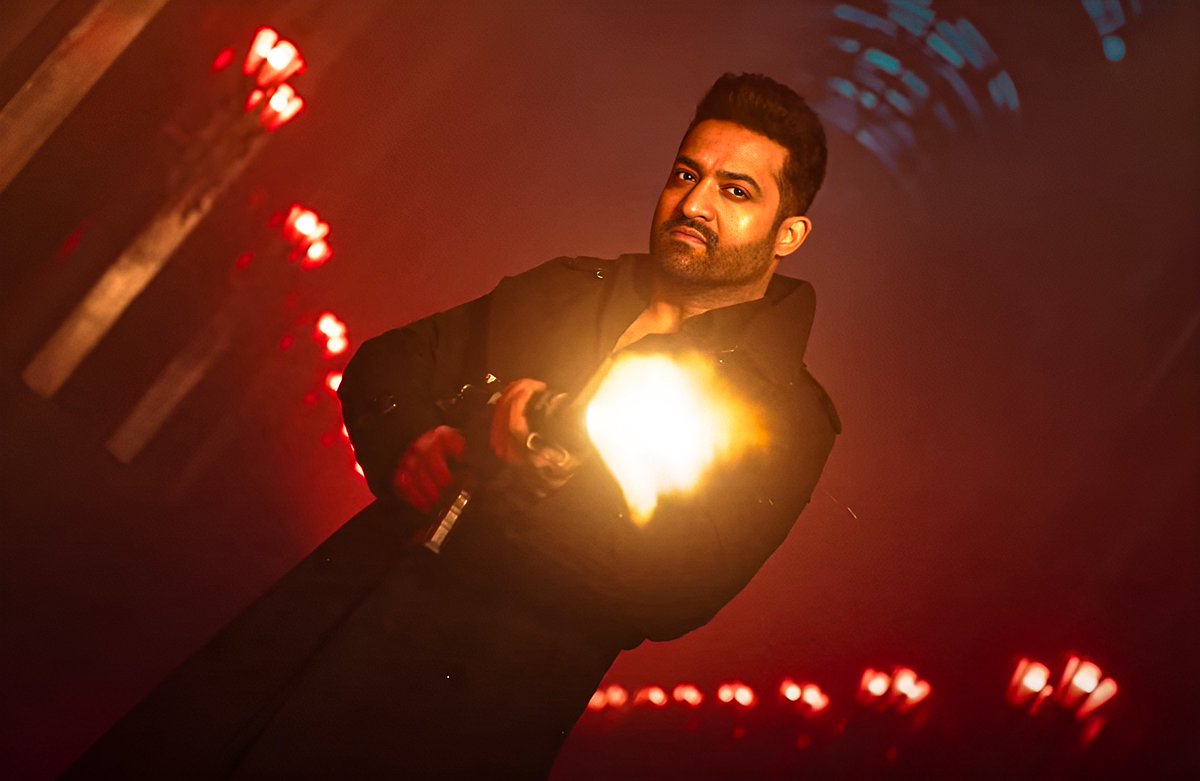 KickTwood's tweet photo. Reply with your Fav shots from #War2 Teaser 

@tarak9999 @iHrithik #War2Teaser https://t.co/eUdM22jsM0