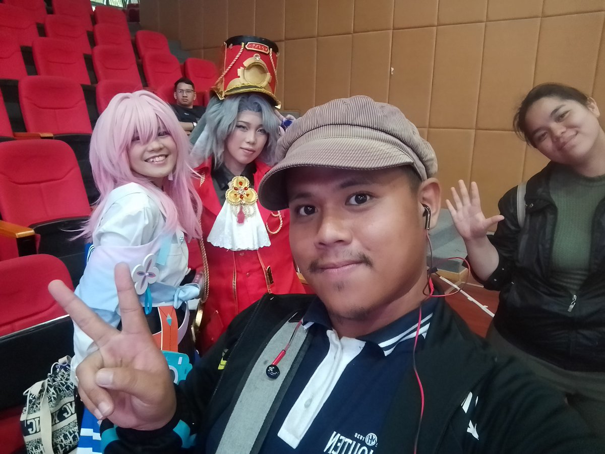 Emarnation1's tweet photo. Hey guys! 3 days ago I was attending the biggest event ever held: The #HExCon 2025 in my hometown! This was my first time being here and it's a blast! There were Tekken, Beyblade and Card Tournaments, Live performances and competitions galore.
Let's take a look tho.π
Part 1 https://t.co/7FxfbEw6OQ