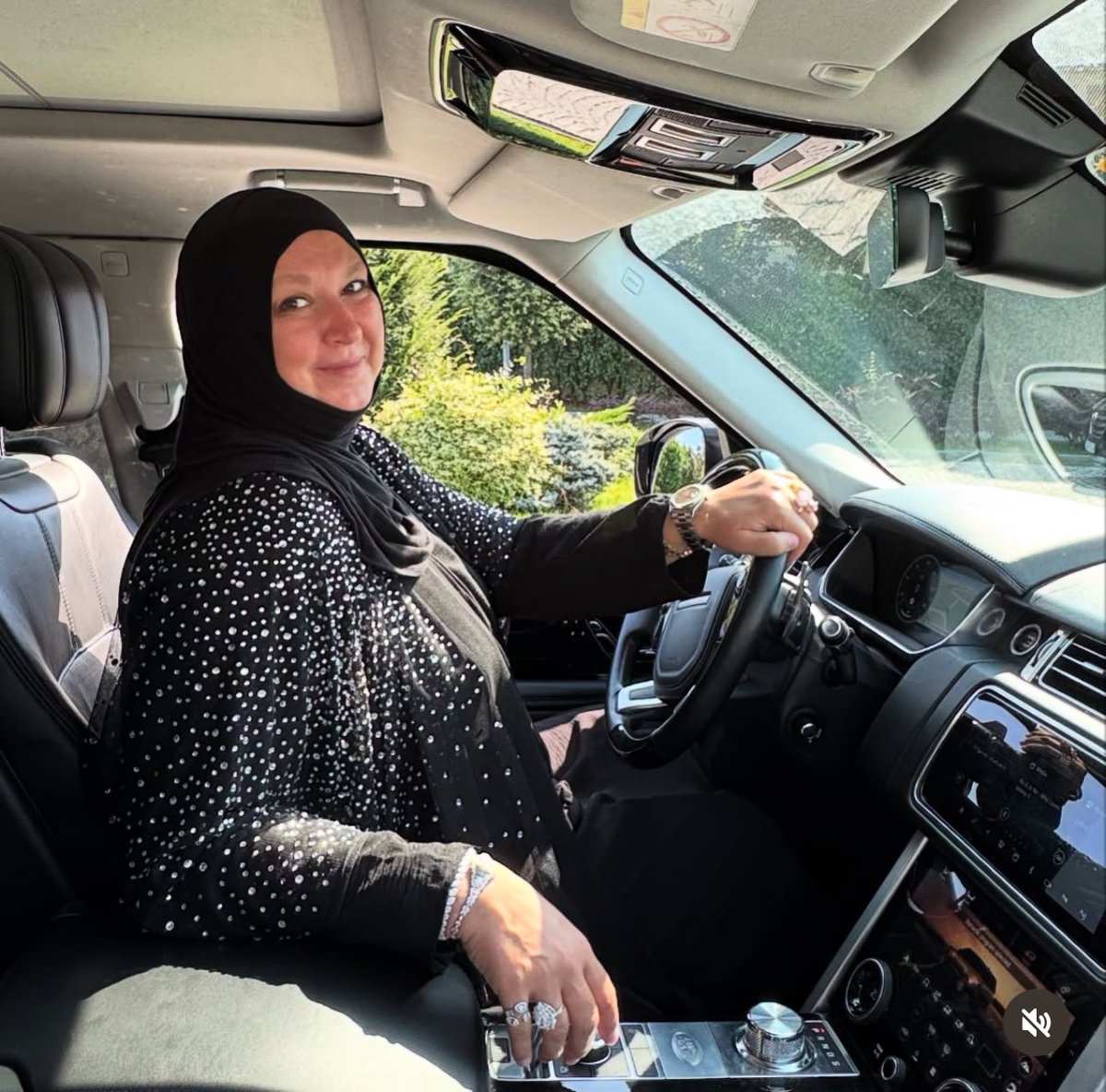 Ülkemizdeki kara para muhabbetleri patlayınca, bu sefer farklı bir yönteme geçip muhafazakâr ve din tüccarlarını piyasaya sürmüşler. Bu kadın kimdir? Kendini “Zeyfest” olarak tanıtıp ne olduğu belirsiz bir işle piyasaya sokmuşlar. Bu da yine görgüsüzlük ve şatafat hastalığına