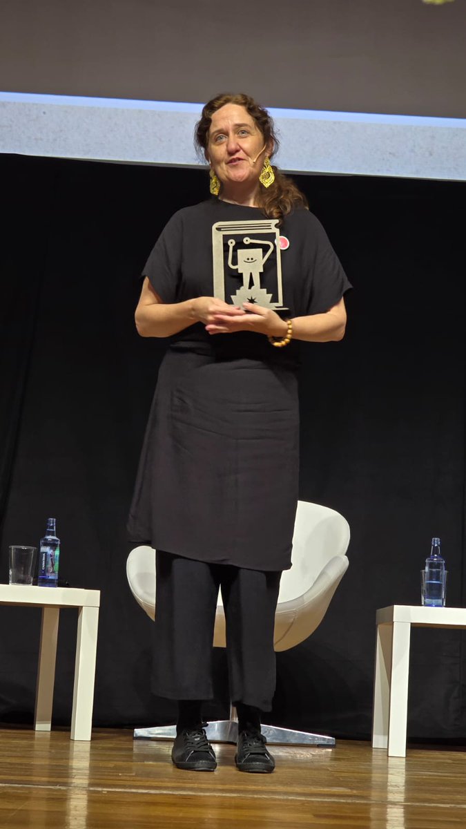 A directora xeral de Ordenación e Innovación Educativa Judith Fernández Novoa fai entrega do Premio dos Clubs de Lectura 2025 a Paula Carballeira.
#17XCL #XCL25 #bescolaresgal #bescolaresgalabertas