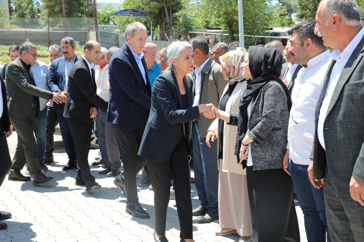 Siirt İl Eş Başkanlığımızı ve Parti Meclis Üyeliğimizi yapan, en zor zamanlarda halkı için büyük emek veren yol arkadaşımız Faruk Sağlam'ın taziyesine katıldık. 

Başta ailesi olmak üzere tüm sevenlerine ve halkımıza baş sağlığı ve sabır diliyoruz. Anısını mücadelemizde