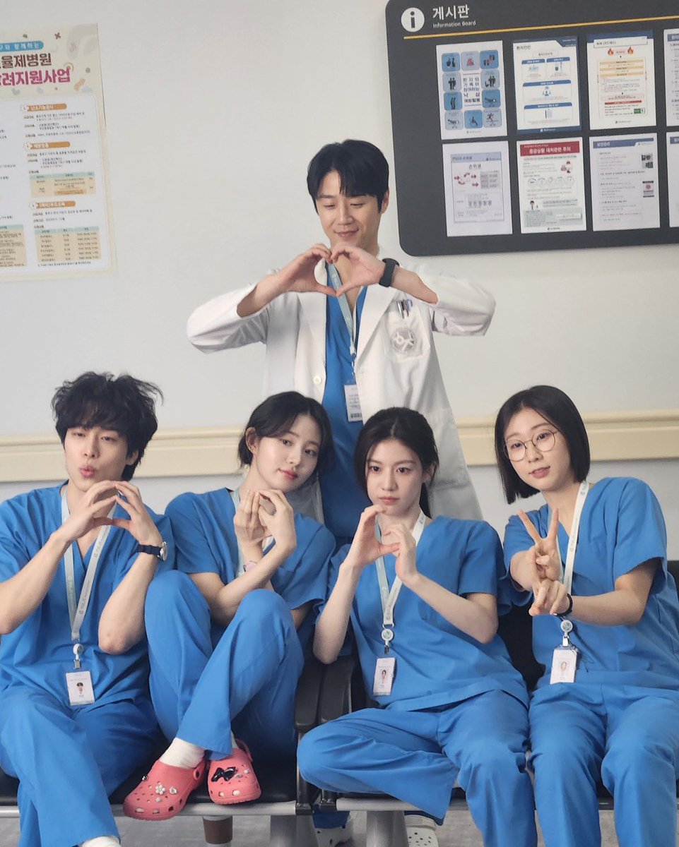 selfietimeid's tweet image. Jangan sedih walau drakor Resident Playbook sudah tamat, Sobat Selfie! 😌

Mending ajak sahabat, pasangan, atau keluarga kamu untuk abadikan momen kebersamaan seperti para pemain Resident Playbook yuk! 📸

Save &amp;amp; Bookmark tweet ini juga ya!

#SelfieTime #ResidentPlaybook #IdePose