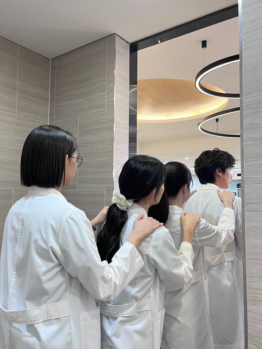 selfietimeid's tweet image. Jangan sedih walau drakor Resident Playbook sudah tamat, Sobat Selfie! 😌

Mending ajak sahabat, pasangan, atau keluarga kamu untuk abadikan momen kebersamaan seperti para pemain Resident Playbook yuk! 📸

Save &amp;amp; Bookmark tweet ini juga ya!

#SelfieTime #ResidentPlaybook #IdePose