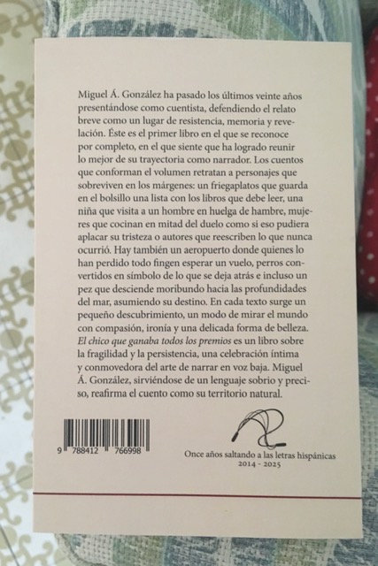 Llegaron los ejemplares de esta novedad tan jugosa y primaveral, veraniega, literaria y mucho más, en cuyo interior va un puñado de premios: una selección de los mejores cuentos de Miguel Á. González #ElChicoQueGanabaTodosLosPremios