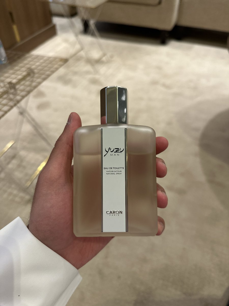 TheDoor986's tweet photo. #رابطة_عشاق_العطور 

ياخي هذا العطر مظلوم مظلوم 

ومتأكد كثير معد يعرفه ! 

عطر يوزو مان من كروان تحفة منعشة تخاطب الرجل العصري اللي يحب الأناقة الخفيفة والإحساس النظيف طول اليوم

أول ما ترشه تحس بنكهة اليوسفي الياباني  

تضربك بنعومة وانتعاش، كأنك قاعد عند شلال في جبل ياباني، ووراها يجيك إحساس عشبي رجولي يعطيك حضور وراحة نفسية 

إذا تحب العطور النظيفة الرجولية اللي تعيش معك من غير ما تزعجك هذا هو