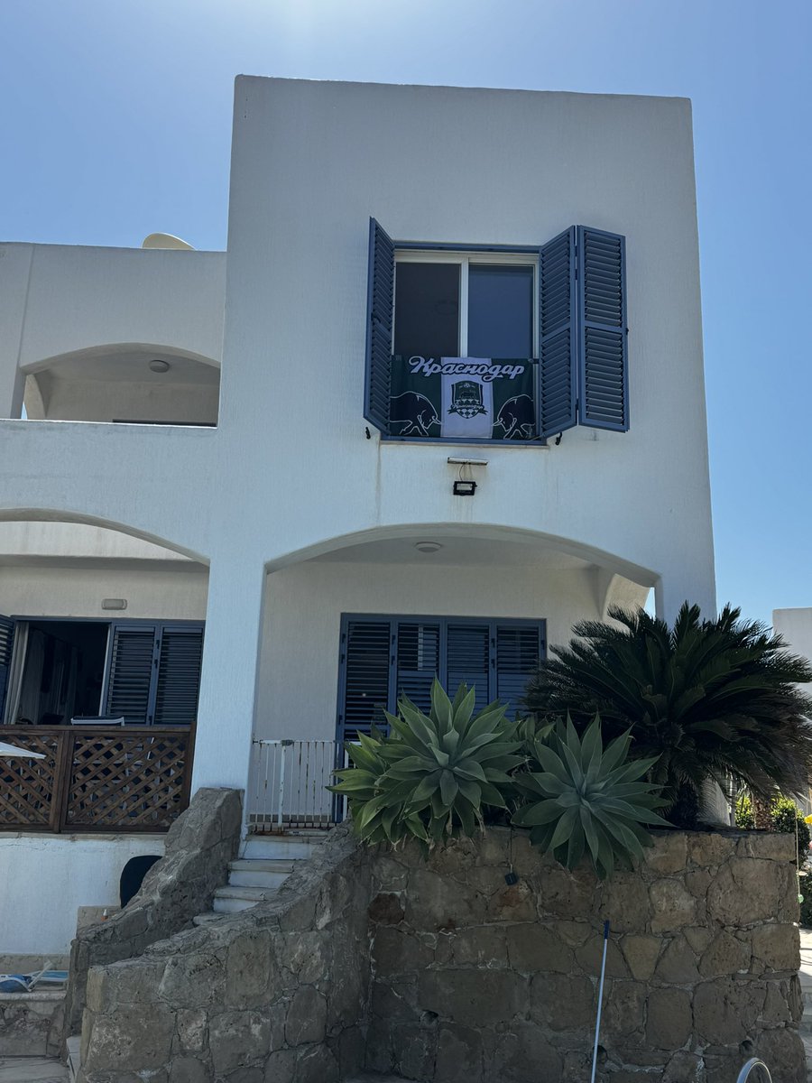 Свой среди чужих :))