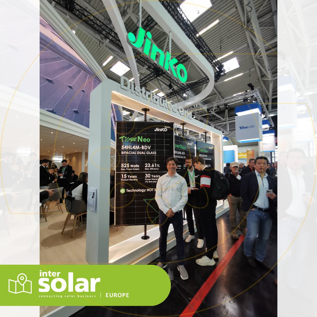 SolartodayE's tweet photo. @JinkoSolarEU en #Intersolar:

Presentó su renovada serie #TigerNeo. Sus #PanelesSolares monofaciales y bifaciales sobresalen en aplicaciones residenciales y C&amp;I. 
💡 Más potencia, más eficiencia.

🔋 Acumulación #ESS: #SunGiga

📸 Te lo enseñamos.

#STTeLoCuenta #SolarToday https://t.co/6RWclxcyjD