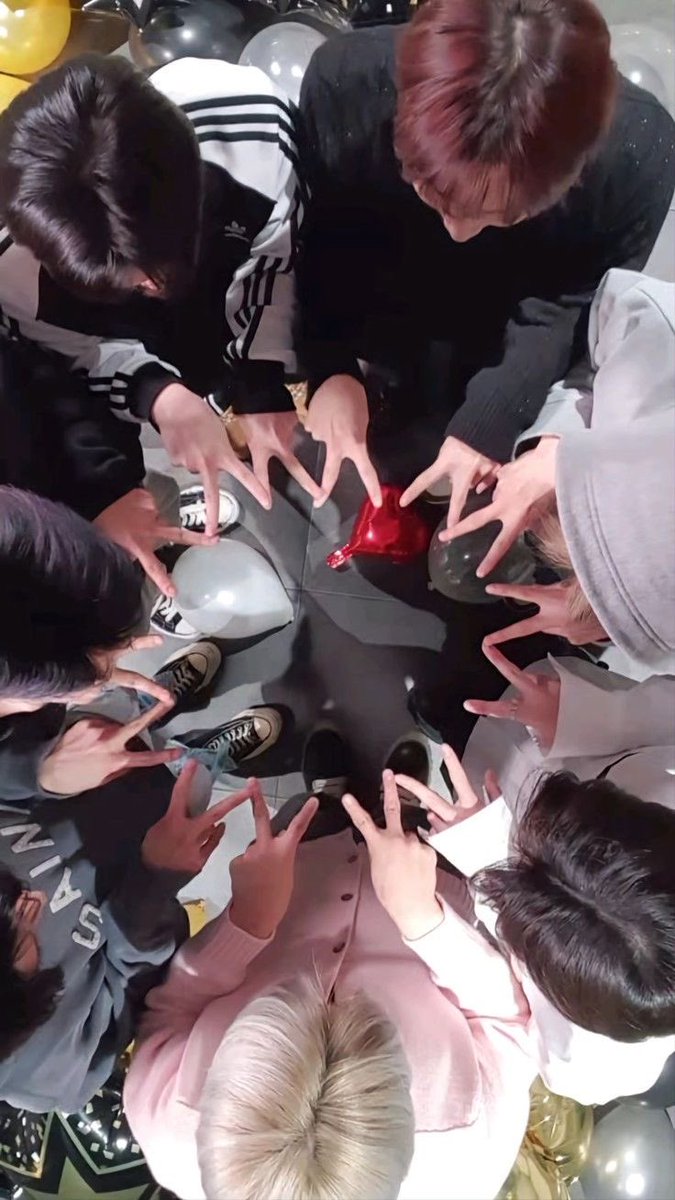 yjwszn's tweet photo. me and the girls type of pic THATS MY FAMILY https://t.co/ZQttgxRJQl