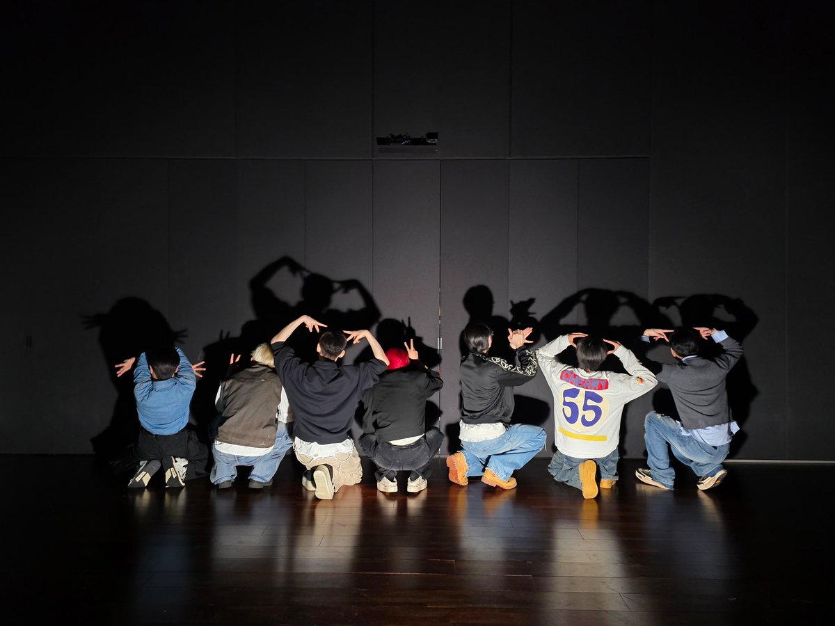 yjwszn's tweet photo. me and the girls type of pic THATS MY FAMILY https://t.co/ZQttgxRJQl