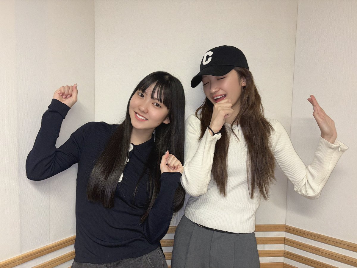 Girls2_official's tweet photo. 【ラジオ】📻
このあと22:40頃～放送！
文化放送「Girls²のがるがるトーク！」
※「矢吹奈子のレコメン！」内でオンエア！

本日はみみよーかでお届けします！
お耳にかかってくださいね〜👂🏻

▼radiko
https://t.co/YdrtFcfQ69 

#Girls2 #ガールズガールズ 
#がるがるトーク 
@joqrgirls 
@reco_wednesday
