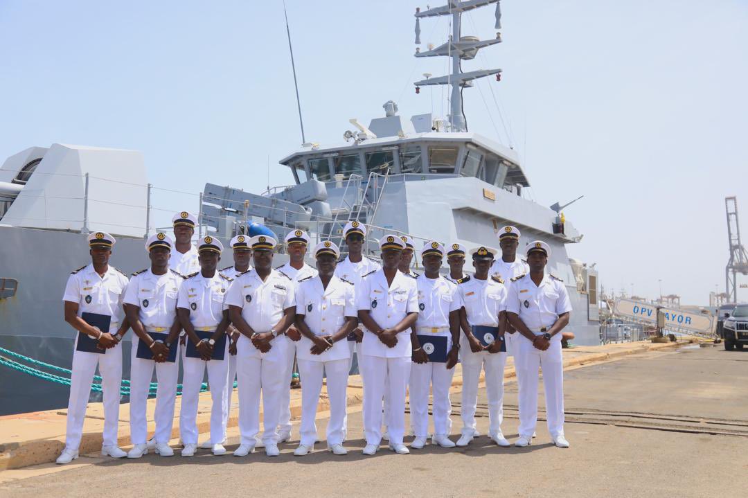 🔴#Sénégal 🇸🇳Le 21.05, la 2ème promotion des officiers-élèves de l’Ecole de la Marine Nationale a accosté à Dakar. Pendant 20 jours à bord du PHM CAYOR, ils ont reçu une campagne d’instruction combinant exercices en mer et deux escales : l’une à Casablanca et l’autre à Nouadhibou