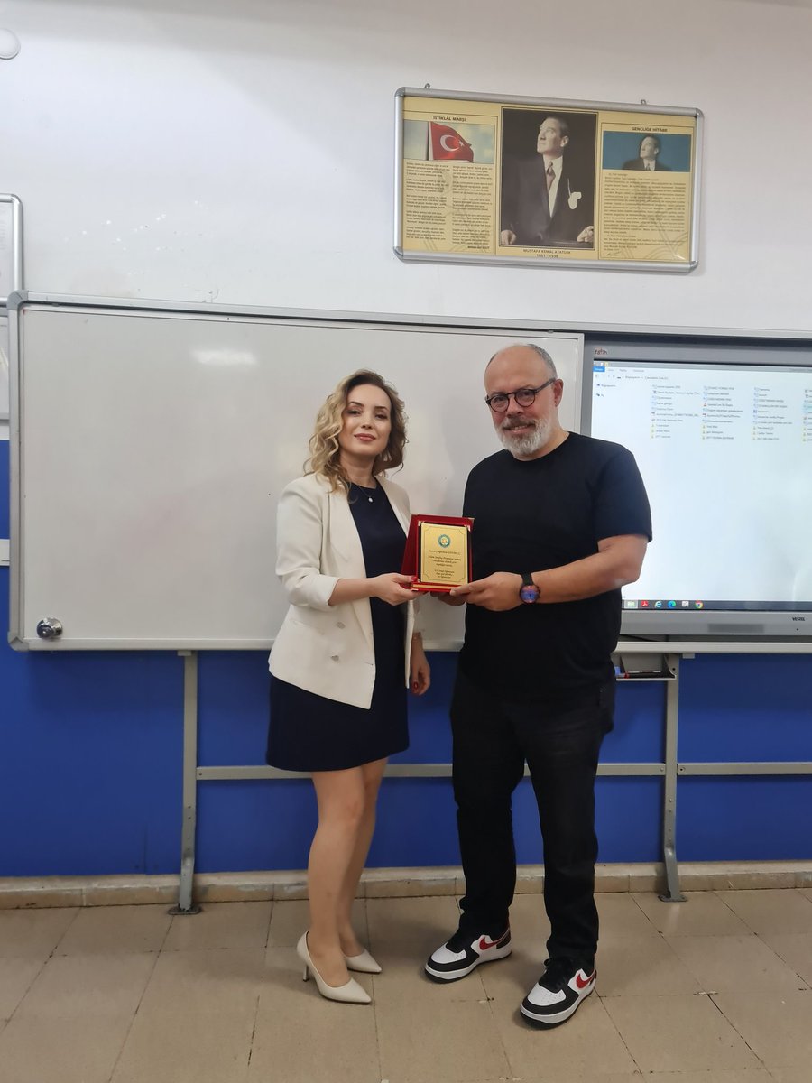 Ailem Sınıfta Projemin son dersini müzisyen, koro şefi, program yapımcısı TRT sanatçısı değerli velim Sayın Cengizhan Sönmez ile birlikte yaptık <a href="/CengizhanSnmz/">cengizhan sönmez</a>
Keyifli ve güzel bir ders oldu. Kendisine şahsım ve öğrencilerim adına çok teşekkür ederim.
#AilemSınıfta <a href="/tcmeb/">Millî Eğitim Bakanlığı</a>