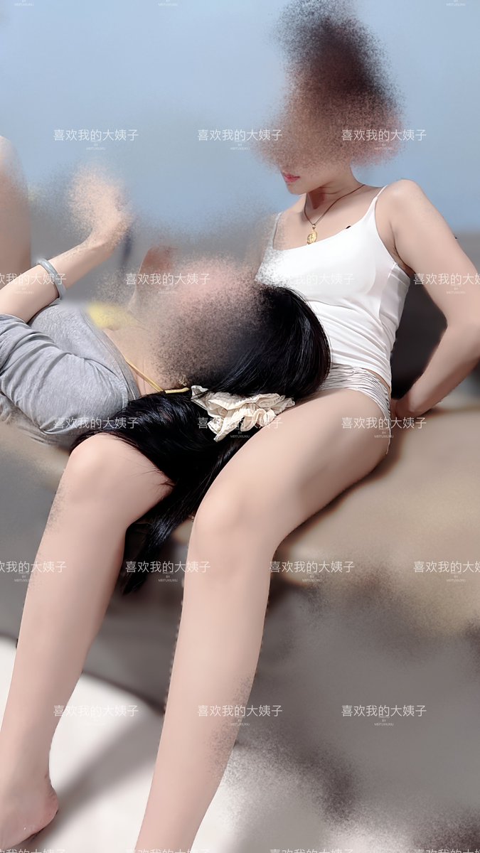 5月521号下午好
今天加班了，刚到家，看到如此美艳的场景，瞬间提神了，你说露点吧，相比较推特的尺度简直就是小清新的，你说她不露吧，老婆就只是吊带内裤，大姐躺在老婆大腿上，我还问老婆，怎么没穿裤子，老婆说太热了，这样穿舒服，大姐自顾自的玩着手机
这么近的距离，大姐能闻到老婆的逼味吧 https://t.co/gjBnD8vD0s
