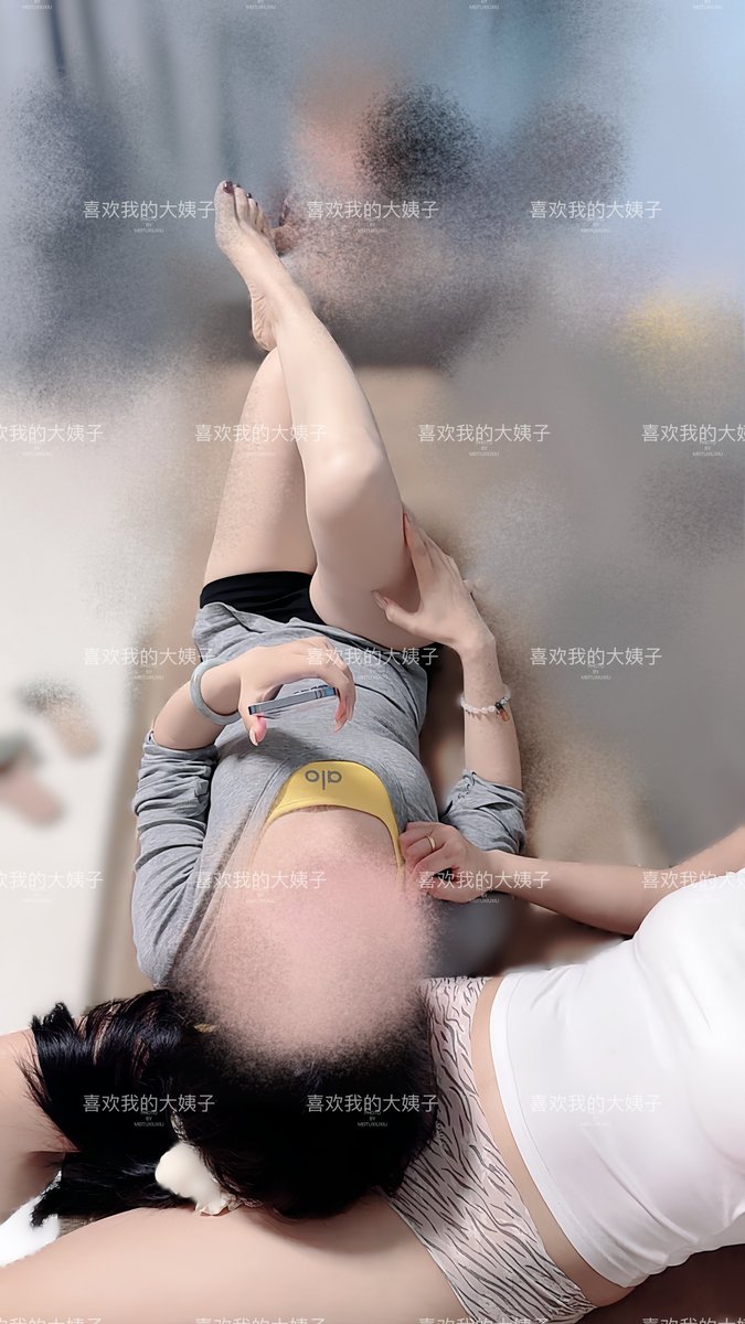 5月521号下午好
今天加班了，刚到家，看到如此美艳的场景，瞬间提神了，你说露点吧，相比较推特的尺度简直就是小清新的，你说她不露吧，老婆就只是吊带内裤，大姐躺在老婆大腿上，我还问老婆，怎么没穿裤子，老婆说太热了，这样穿舒服，大姐自顾自的玩着手机
这么近的距离，大姐能闻到老婆的逼味吧 https://t.co/gjBnD8vD0s