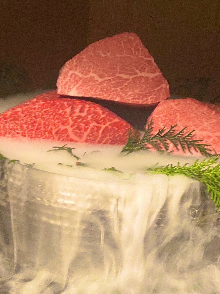 mimeemun's tweet photo. トラジ系列最高峰と聞いて気になっていた牛印🐮
新宿店はうしご◯Sのように店員さんが焼いて下さるし、ワイン込みのフリーフローも付いて、シャトーブリアンを付けても15,000円というバグで最高だった😋

神楽坂や京橋、銀座にも系列店があるみたい❣️お肉とお酒が好きな人とのデートにおすすめ☺️ https://t.co/l8Yw31m1u1