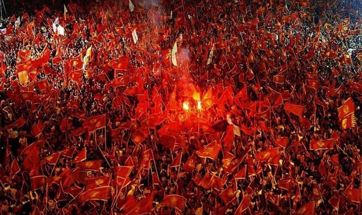 Poštovane građanke i građani Crne Gore,

Na današnji dan, prije 19 godina, obnovili smo našu državnu nezavisnost, ispisujući novu stranicu u istoriji naše domovine. Ponosni na slobodarsku i antifašističku tradiciju, stvorili smo temelje za izgradnju modernog evropskog društva,