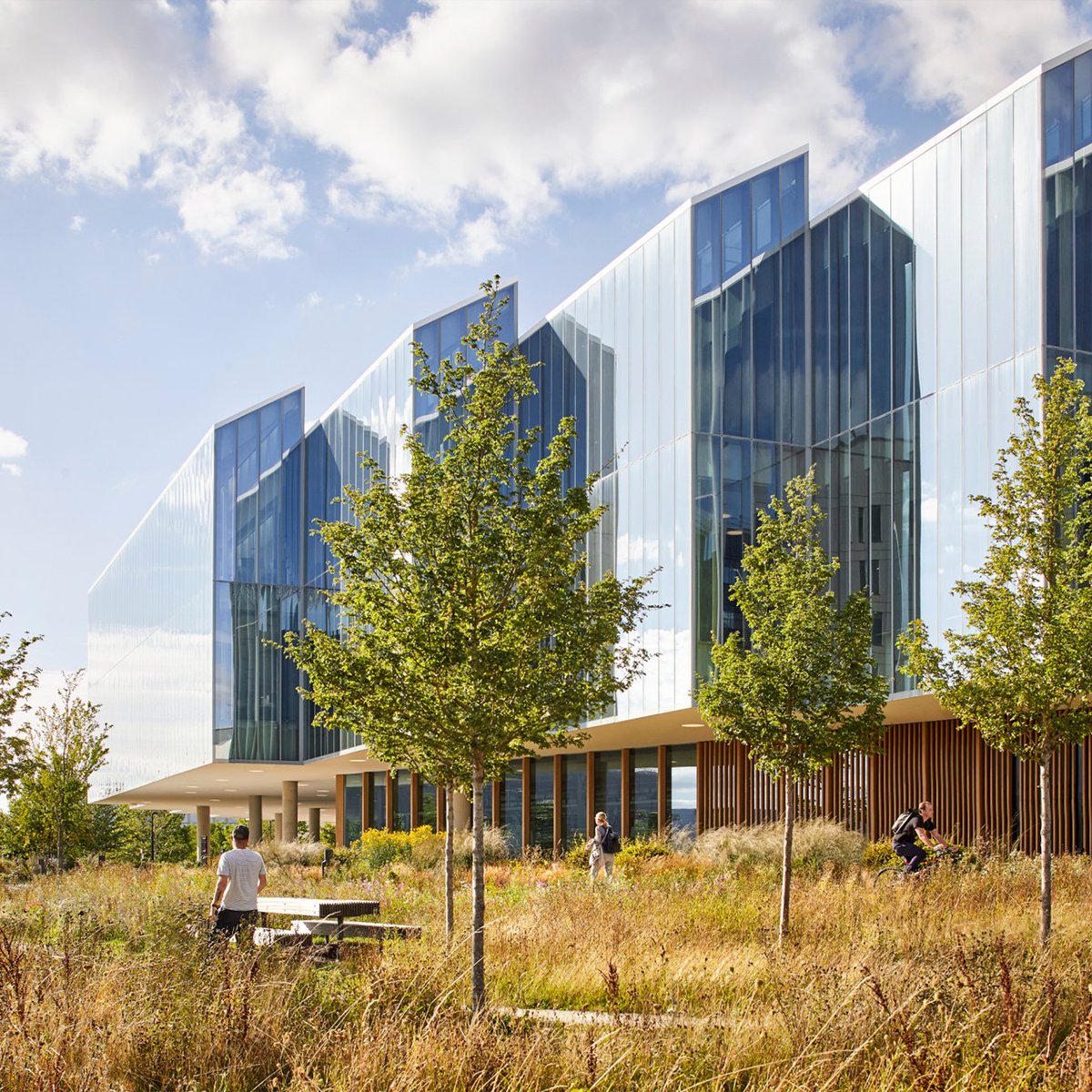Our biomedical research building for AstraZeneca — The Discovery Centre (DISC) — has received a RIBA East Award. Located in Cambridge, the DISC is a hub for research and development in Cambridge. More here: herzogdemeuron.com/news/astra-zen…