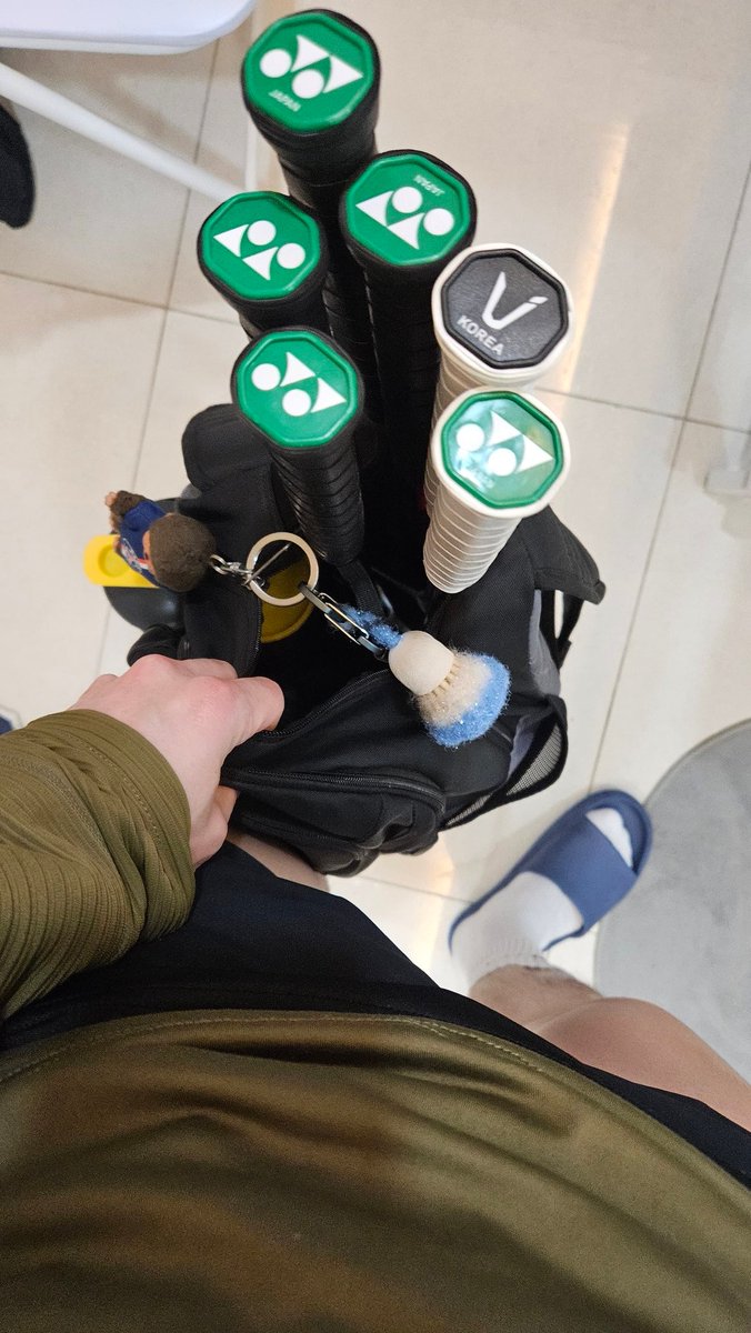 어제 배드민턴 갔다가 라켓 거의 사망...ㅠㅠㅠㅠㅠㅠㅠㅠ