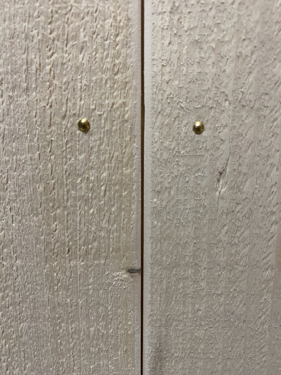 進み方は、予想よりもすごく遅くなってしまっていますが、
大工さんには"よくやっていますよ"と励まされながら、日々トンテンカンテン頑張っています。
抑えるところと掛けるところ、心地よさなんかのバランスをとったらこの形になったので、自分たちらしい家になってきてるんじゃないかな。