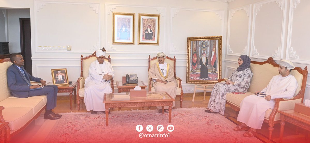 استقبل معالي الدكتور عبدالله بن ناصر الحراصي، وزير الإعلام، في مكتبه اليوم، سعادة عصام عوض أحمد متولي، سفير جمهورية السودان المعتمد لدى سلطنة عُمان. جرى خلال المقابلة استعراض أوجه التعاون الإعلامي بين البلدين الشقيقين وسبل تطويرها، وتناول الحديث تعزيز التبادل الإعلامي بالتعاون