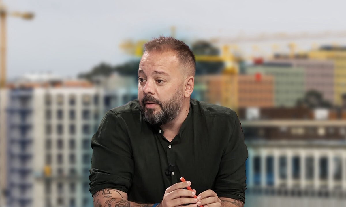 herqles_es's tweet image. 🇪🇸 | El pseudoperiodista Antonio Maestre se inventa que ha sido agredido por el reportero Bertrand Ndongo, a pesar de que todo el encuentro ha quedado grabado en vídeo y se aprecia que ha sido él quien ha intentado golpear:

«Iba a entrar en el Congreso y he sufrido una agresión…