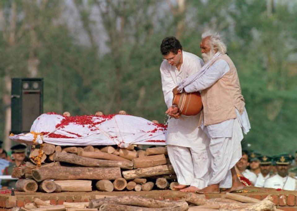 ElectionMP2028's tweet photo. कितने मजबूत होने वो हाथ जिन्होंने कच्ची उम्र में अपने पिता को अग्नि दे दी। https://t.co/egRZZK8uwt